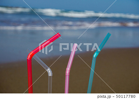砂浜にあるプラスストロー　海洋汚染のイメージ 50117780
