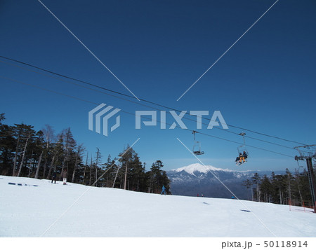 開田高原マイヤスキー場にてリフトから乗鞍岳を眼下にみて 50118914