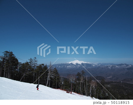 開田高原マイヤスキー場にて乗鞍岳を背景にスキー滑走 50118915