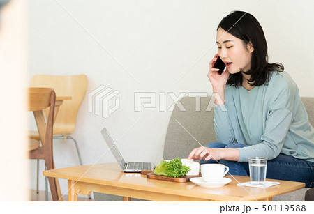 PCに向かう女性 PCに向かう女性 50119588