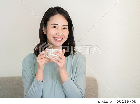 若い女性 50119709