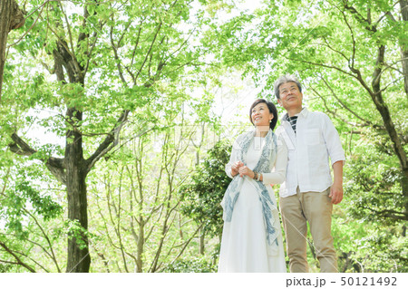さわやかな森 新緑の中 シニア夫婦 50121492