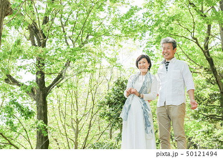 さわやかな森 新緑の中 シニア夫婦 50121494