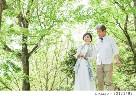 さわやかな森 新緑の中 シニア夫婦 さわやかな森 新緑の中 シニア夫婦 50121495