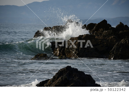 黒潮海岸の荒波 50122342