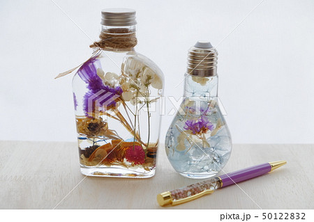 ハーバリウム 手作り ハーバリウムボールペン 電球ボトル ウイスキーボトル 紫陽花とスターチスの写真素材