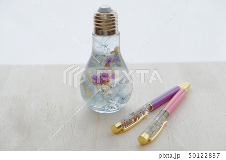 ハーバリウム 手作り ハーバリウムボールペン 電球ボトル 紫陽花とスターチスの写真素材