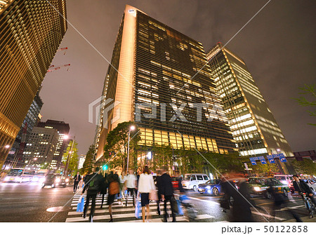 日本の東京都市景観　「大手町」の交差点やオフィス街などを望む（オレンジ色に染まる雲） 50122858