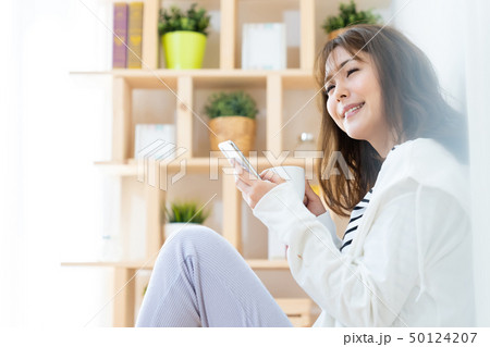 スマホを使う女性  インターネット  女の子  ライフスタイル 女性ポートレート 50124207