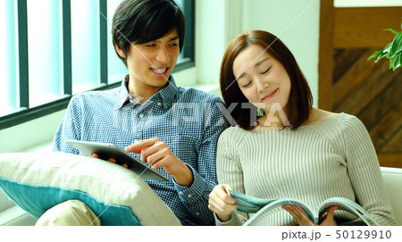 休日を過ごすカップルのイメージ 休日を過ごすカップルのイメージ 50129910