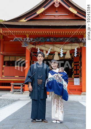 お宮参りの親子 50141584