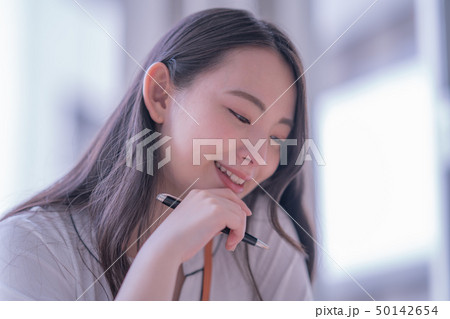 オフィス 女 女性 1人 カジュアル 打ち合わせ 20代 30代 ビジネス 室内 ペン ノート オフィス 女 女性 1人 カジュアル 打ち合わせ 20代 30代 ビジネス 室内 ペン ノート 50142654