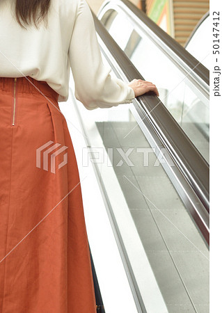エスカレーターを歩く女性 エスカレーターを歩く女性 50147412