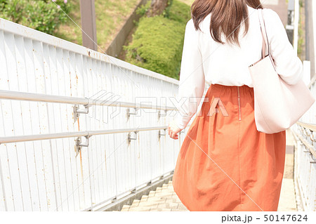 歩道橋を歩く女性 歩道橋を歩く女性 50147624