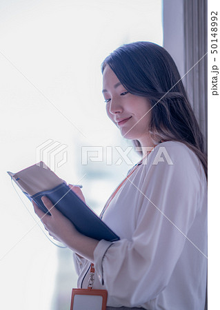 オフィス 女 女性 1人 カジュアル 打ち合わせ 20代 30代 ビジネス 室内 ペン ノート オフィス 女 女性 1人 カジュアル 打ち合わせ 20代 30代 ビジネス 室内 ペン ノート 50148992