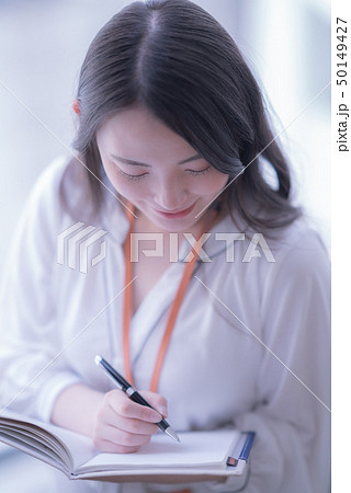 オフィス 女 女性 １人 カジュアル 打ち合わせ 20代 30代 ビジネス 室内 メモ 俯瞰 50149427