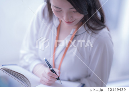 オフィス 女 女性 １人 カジュアル 打ち合わせ 20代 30代 ビジネス 室内 メモ 俯瞰 50149429