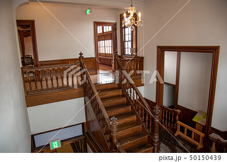 青森県　太宰のふるさと　太宰治記念館　斜陽館の階段 50150439