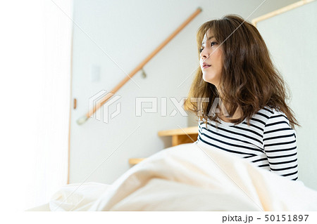 寝起きの女性 低血圧の女性 寝起きの女性 低血圧の女性 50151897