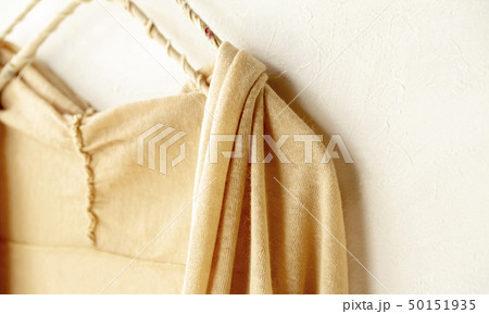 ハンガーにかけたベージュのカーディガンの上半身 ハンガーにかけたベージュのカーディガンの上半身 50151935