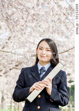 桜 女子高生 受験生 卒業式の写真素材