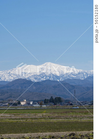 白山の遠望と田畑（石川県能美市大長野町より）2019年4月 50152180