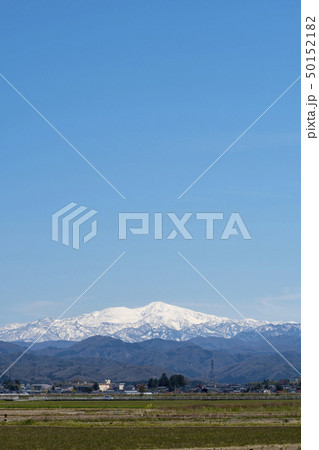 白山の遠望と田畑（石川県能美市大長野町より）2019年4月 50152182