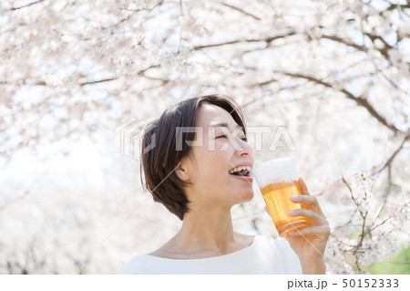 桜　女性　お花見　ビール 50152333