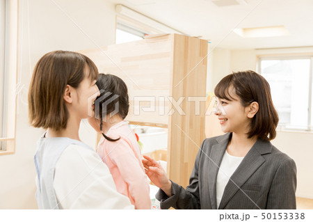保育園　保育所　託児所　送り迎え　ビジネスウーマン　ワーキングマザー 50153338