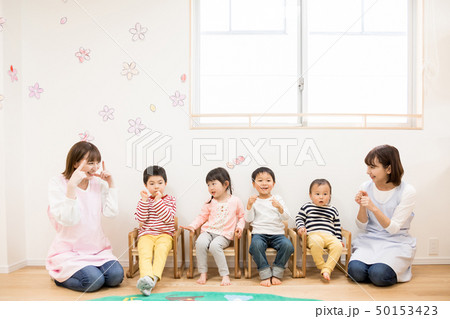 保育園 保育所 託児所 子供 椅子 座る 保育園 保育所 託児所 子供 椅子 座る 50153423