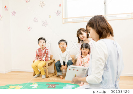 保育園　保育所　託児所　子供　椅子　座る　絵本 50153426