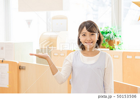 保育園 保育所 託児所 保育士 指差し 手のひら 保育園 保育所 託児所 保育士 指差し 手のひら 50153506