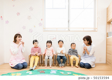 保育園　保育所　託児所　子供　椅子　座る 50153594