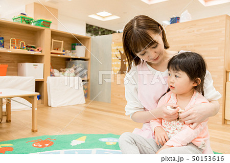 保育園　保育所　託児所　幼児　熱　体調不良　体温計 50153616