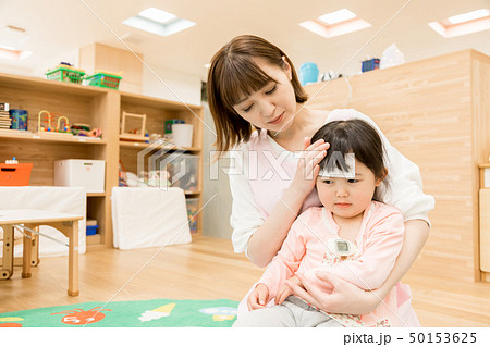 保育園　保育所　託児所　幼児　熱　体調不良　体温計 50153625