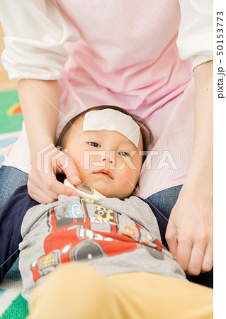 保育園　保育所　託児所　幼児　熱　体調不良　体温計 50153773