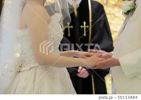 結婚の誓約を交わす新郎新婦　結婚式　チャペル　ウェディング　ブライダル	 50153884