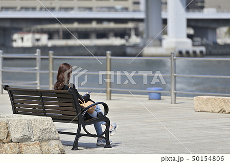 便利で休む女性 50154806