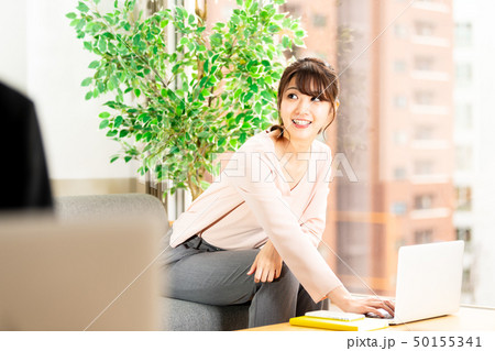 ビジネスウーマン ノートパソコン 50155341
