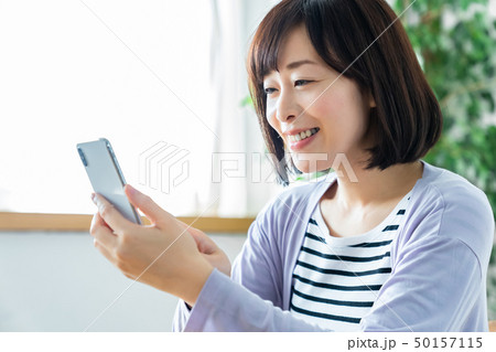 スマートフォンを使う母親 ミドル女性 専業主婦 スマートフォンを使う母親 ミドル女性 専業主婦 50157115