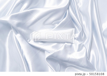 コスメ　化粧品イメージ　シルク背景 50158108