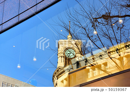 窓に映る銀座四丁目交差点の時計台 窓に映る銀座四丁目交差点の時計台 50159367