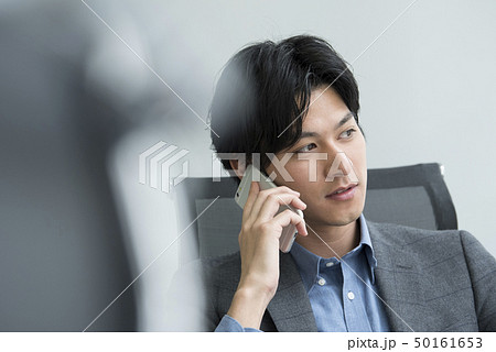 電話をするビジネスマン 50161653