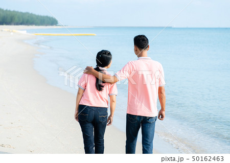 Couples walking on the beach on a summer vacation 50162463