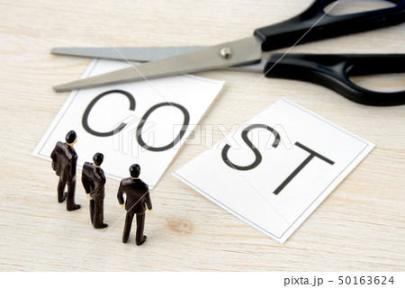 コストカットを考えるビジネスチーム 50163624