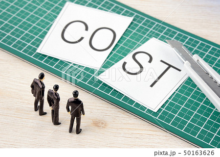 コストカットを考えるビジネスチーム コストカットを考えるビジネスチーム 50163626