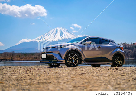 富士山と精進湖と車 富士山と精進湖と車 50164405