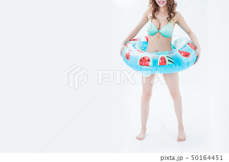 白背景で水着姿で浮き輪を持っている長い髪の茶髪の女性夏海リゾート 50164451