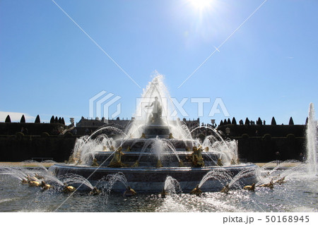 陽に照らされるベルサイユ宮殿の噴水の写真素材