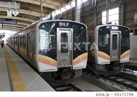 新潟駅に停車中の信越本線E129系 50171706